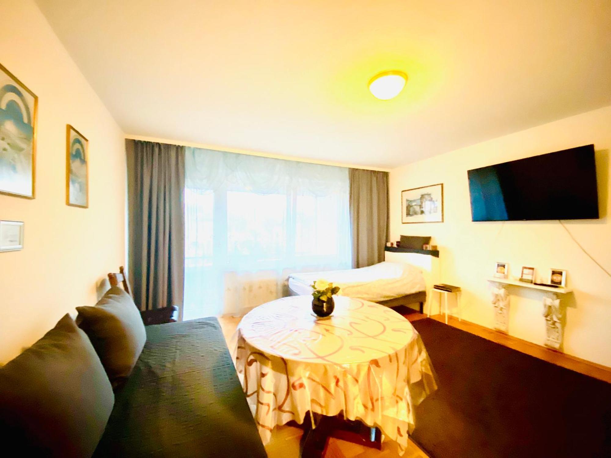 Welcome To Messe!-two-bedroom Apartment&balcony Apartment